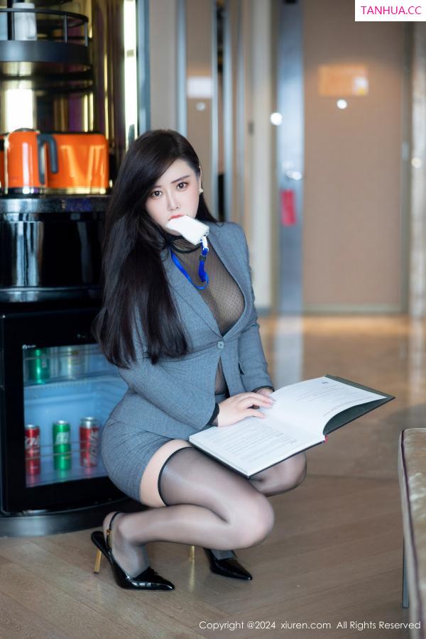 王格 王婉悠 [XiuRen]高清写真图 2024.06.17 No.8712 王婉悠Queen 黑丝美腿第13张图片